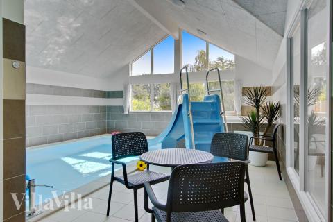 Feriehus 421 har et flott basseng med sklie, et stort innebygd boblebad og en badstue