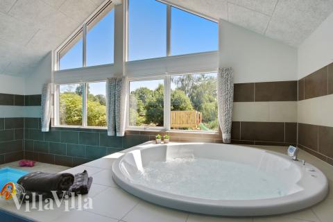 Nyt varmen i boblebadet i luksushus nr. 421 i Østjylland