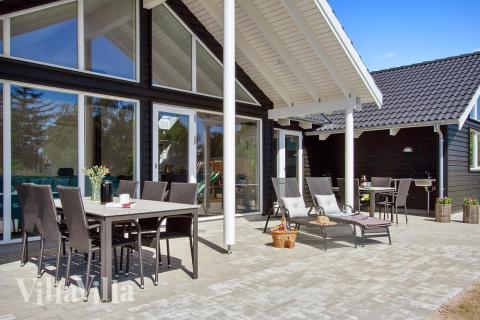 Nyt en grillkveld på terrassen i luksushus nr. 421 i Østjylland
