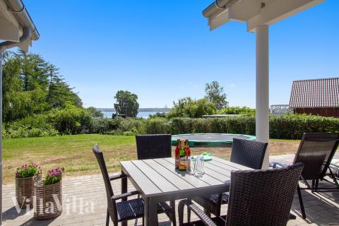 På terrassen i feriehus nr. 421 er det plass til 16 personer.