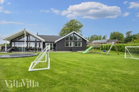 I det attraktive feriehuset nr. 421 i Østjylland finnes det mengder av utendørsaktiviteter, som leketårn og huskestativ.