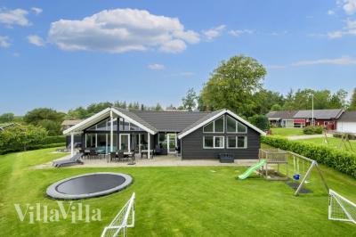 Dette lekre huset med svømmebasseng, nr. 421, med plass til 16 personer, ligger i Østjylland