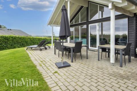 Luksushus nr. 421 har en deilig terrasse med gode hagemøbler til 16 personer.