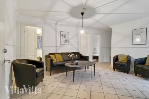 Det er god plass til at 22 personer sitter sammen i feriehusets oppholdsrom under et besøk i luksushus 414 i Nordsjælland.