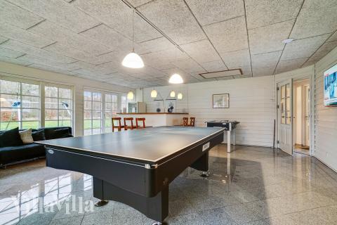 I tillegg til alle aktivitetsmulighetene i husets bassengavdeling, kan du også spille biljard, bordtennis og dart i luksushus nr. 414