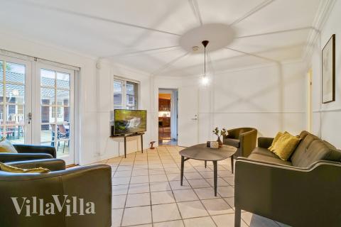 Det er plass til 22 personer i det store lyse oppholdsrommet i luksushus nr. 414.