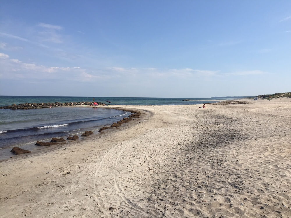 Stranden nær luksushus nr. 414 i Nordsjælland er ideell til gåturer.