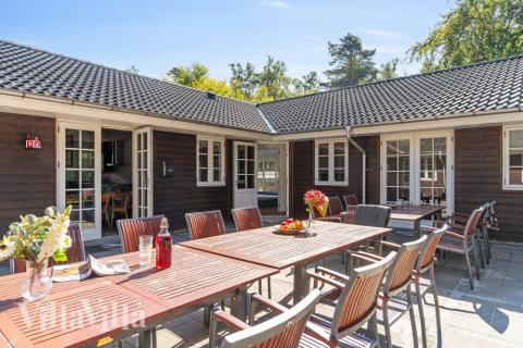 På terrassen i feriehus nr. 414 er det plass til 22 personer.