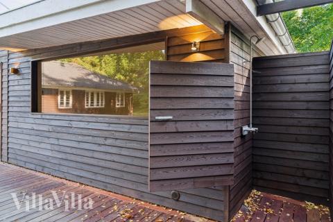 I det attraktive feriehuset nr. 414 i Nordsjælland finnes det mengder av utendørsaktiviteter, som leketårn og huskestativ.