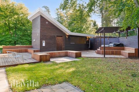 Nyt en grillkveld på terrassen i luksushus nr. 414 i Nordsjælland