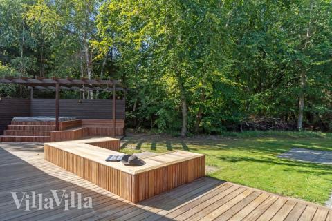 Luksushus nr. 414 har en deilig terrasse med gode hagemøbler til 22 personer.