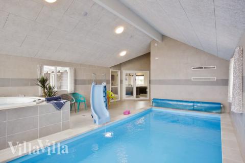 Det flotte bassenget i luksushus nr. 430 til 30 personer