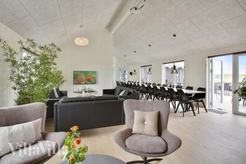 Det er god plass til at 30 personer sitter sammen i feriehusets oppholdsrom under et besøk i luksushus 430 i Fyn og øyer.