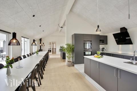 Det er plass til 30 personer i det store lyse oppholdsrommet i luksushus nr. 430.