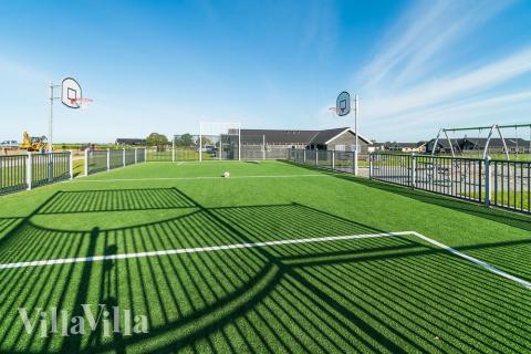 I det attraktive feriehuset nr. 430 i Fyn og øyer finnes det mengder av utendørsaktiviteter, som leketårn og huskestativ.