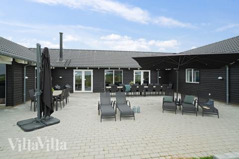 Luksushus nr. 430 har en deilig terrasse med gode hagemøbler til 30 personer.