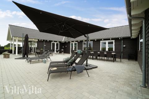 Nyt en grillkveld på terrassen i luksushus nr. 430 i Fyn og øyer
