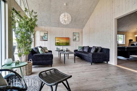 Det er plass til 16 personer i det store lyse oppholdsrommet i luksushus nr. 425.