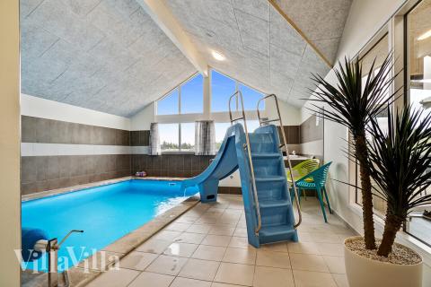 Feriehus 425 har et flott basseng med sklie, et stort innebygd boblebad og en badstue