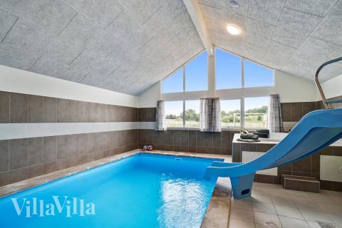 Det flotte bassenget i luksushus nr. 425 til 16 personer