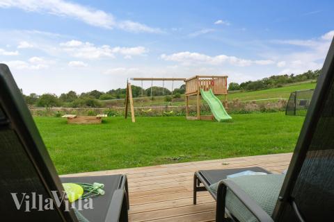 Luksushus nr. 425 har en deilig terrasse med gode hagemøbler til 16 personer.