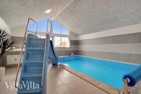 Feriehus 426 har et flott basseng med sklie, et stort innebygd boblebad og en badstue