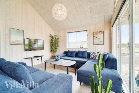 Det er plass til 16 personer i det store lyse oppholdsrommet i luksushus nr. 426.