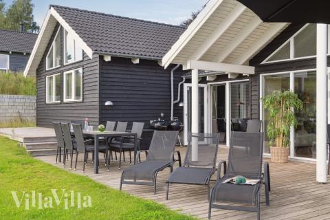 På terrassen i feriehus nr. 426 er det plass til 16 personer.