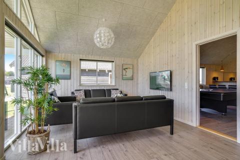 Det er plass til 16 personer i det store lyse oppholdsrommet i luksushus nr. 717.