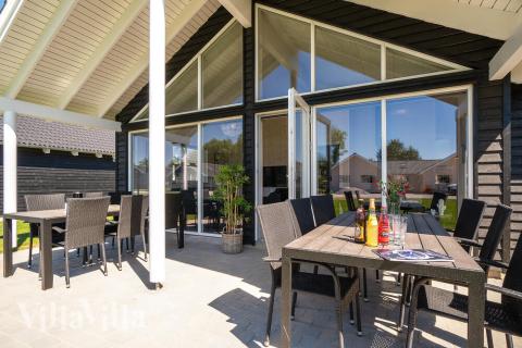 Luksushus nr. 717 har en deilig terrasse med gode hagemøbler til 16 personer.