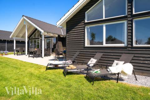 På terrassen i feriehus nr. 717 er det plass til 16 personer.