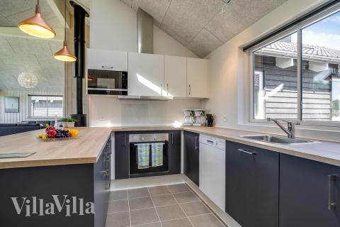 Kjøkkenet i luksushus nr. 717 er fullt utstyrt så dere lett kan lage mat til 16 personer.