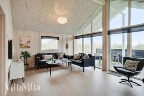 Det er plass til 10 personer i det store lyse oppholdsrommet i luksushus nr. 723.