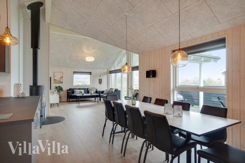 Det er god plass til at 10 personer sitter sammen i feriehusets oppholdsrom under et besøk i luksushus 723 i Tyskland.