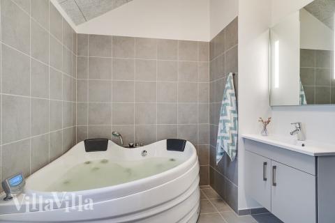 Nyt varmen i boblebadet i luksushus nr. 723 i Tyskland