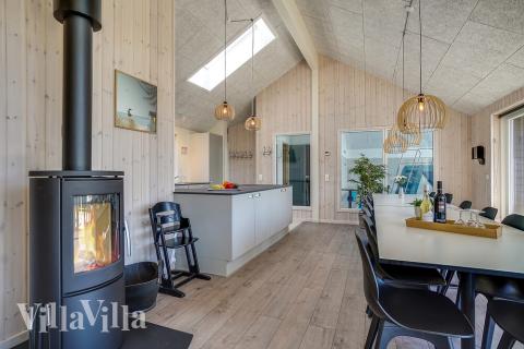 Det er plass til 16 personer i det store lyse oppholdsrommet i luksushus nr. 716.