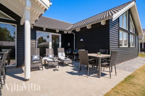 Luksushus nr. 716 har en deilig terrasse med gode hagemøbler til 16 personer.