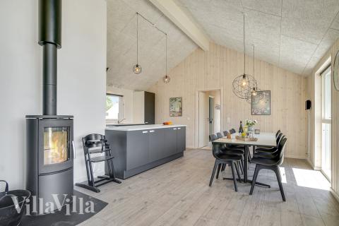 Det er plass til 10 personer i det store lyse oppholdsrommet i luksushus nr. 722.