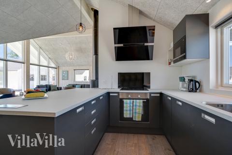 Kjøkkenet i luksushus nr. 722 er fullt utstyrt så dere lett kan lage mat til 10 personer.