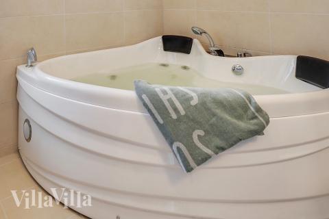 Nyt varmen i boblebadet i luksushus nr. 722 i Tyskland