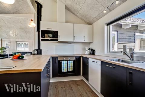 Kjøkkenet i luksushus nr. 718 er fullt utstyrt så dere lett kan lage mat til 12 personer.