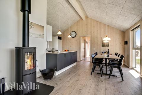 Det er plass til 12 personer i det store lyse oppholdsrommet i luksushus nr. 718.