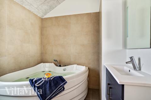 Nyt varmen i boblebadet i luksushus nr. 718 i Tyskland