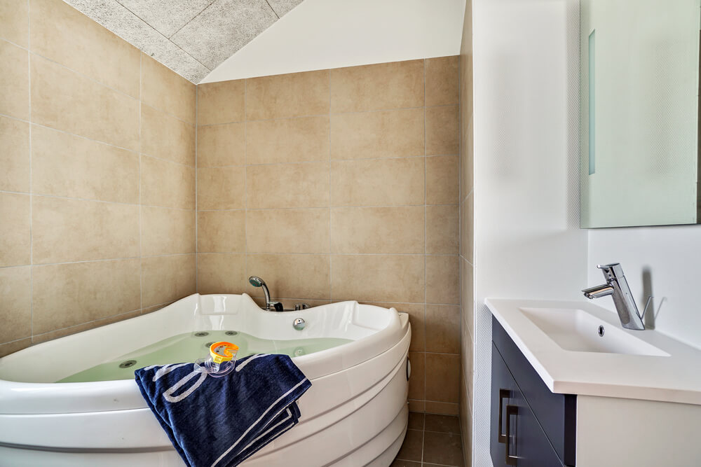 Nyt varmen i boblebadet i luksushus nr. 718 i Tyskland
