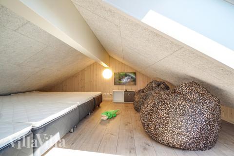 Noen av de 12 soveplassene i luksushus nr. 718 finnes på hems