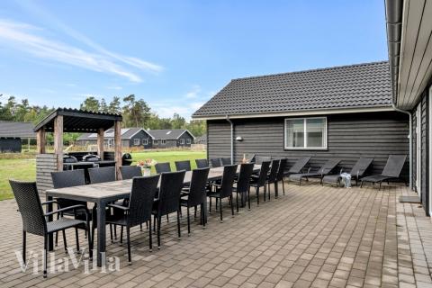 På terrassen i feriehus nr. 438 er det plass til 30 personer.