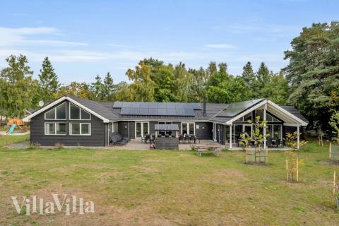 Dette lekre huset med svømmebasseng, nr. 438, med plass til 30 personer, ligger i Nordsjælland