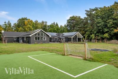 I det attraktive feriehuset nr. 438 i Nordsjælland finnes det mengder av utendørsaktiviteter, som leketårn og huskestativ.