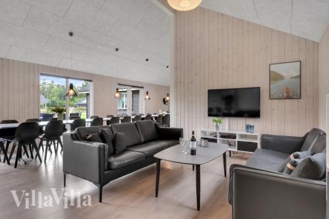 Sofaen i luksushus nr. 438 i Nordsjælland er perfekt for å hygge seg med et brettspill eller se en film sammen.