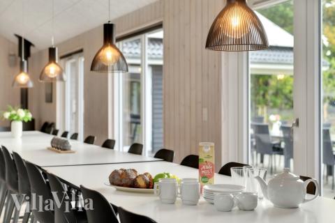 Det er plass til 30 personer i det store lyse oppholdsrommet i luksushus nr. 438.